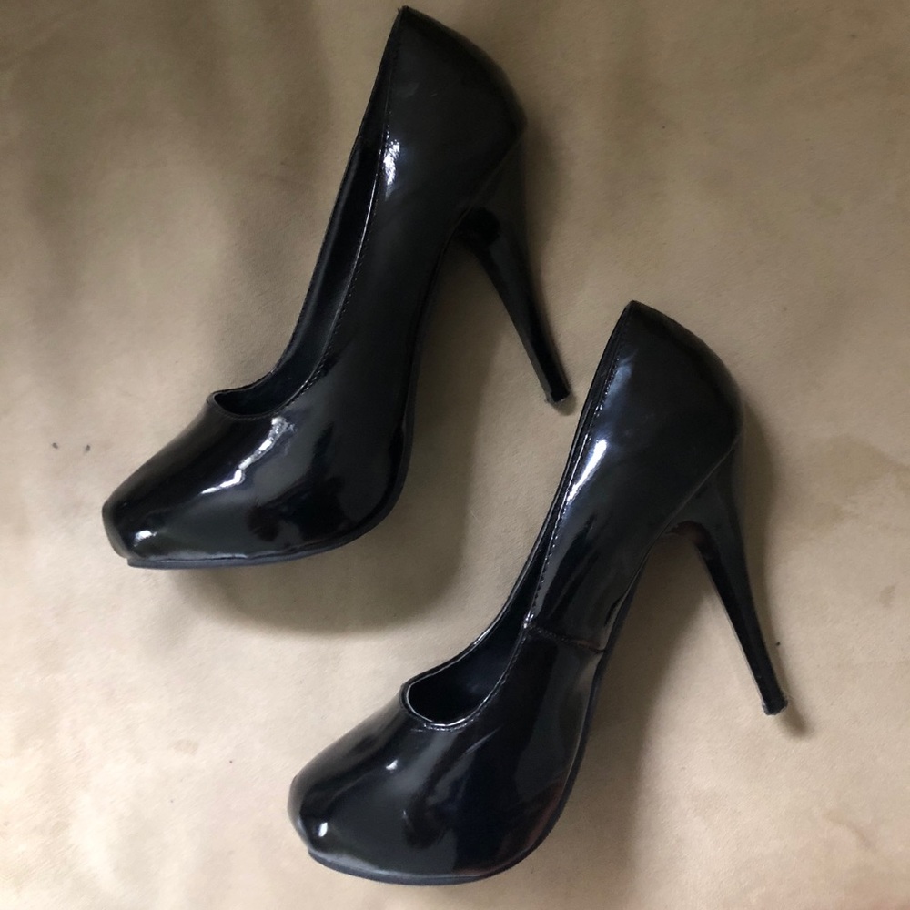 Black close toe pumps